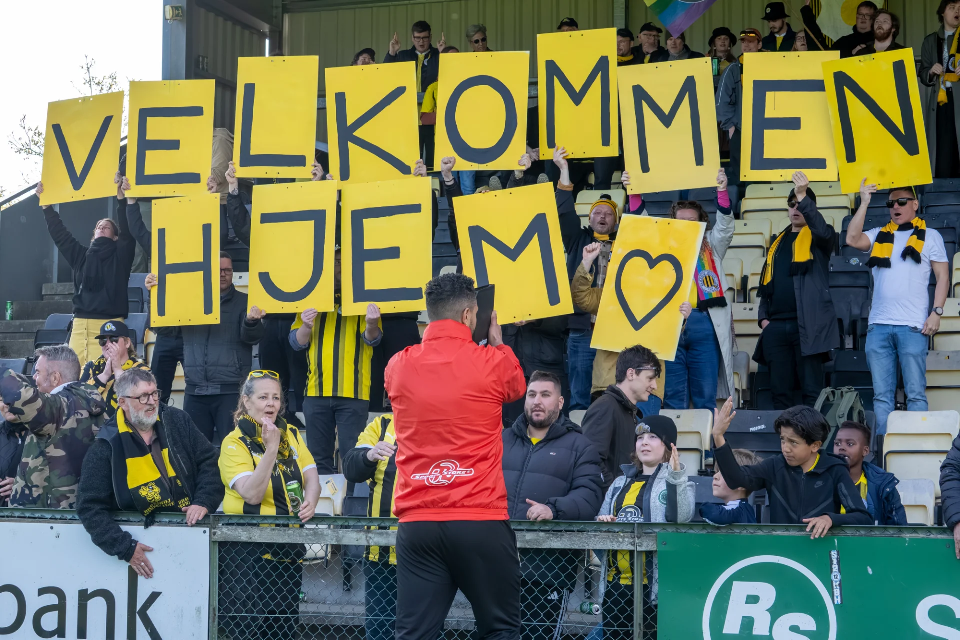 Brønshøj fansene byder Jamil James Fearrington velkommen hjem i Brønshøj BK. Foto: Jakob Termansen