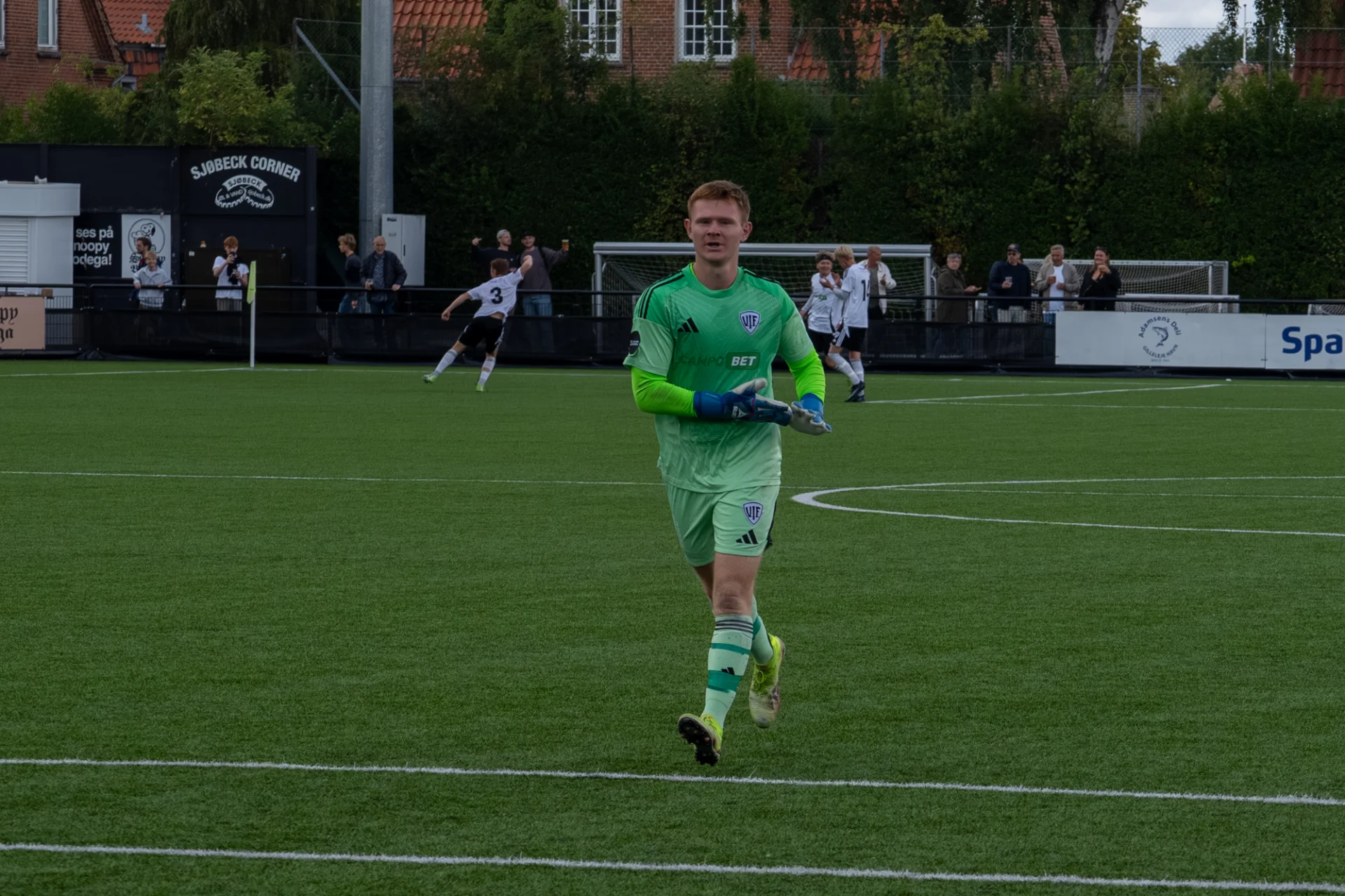 Lucas Ziegler, Vanløse IF, med en jublende Bjørn Paludan i baggrunden. Foto: Jakob Termansen