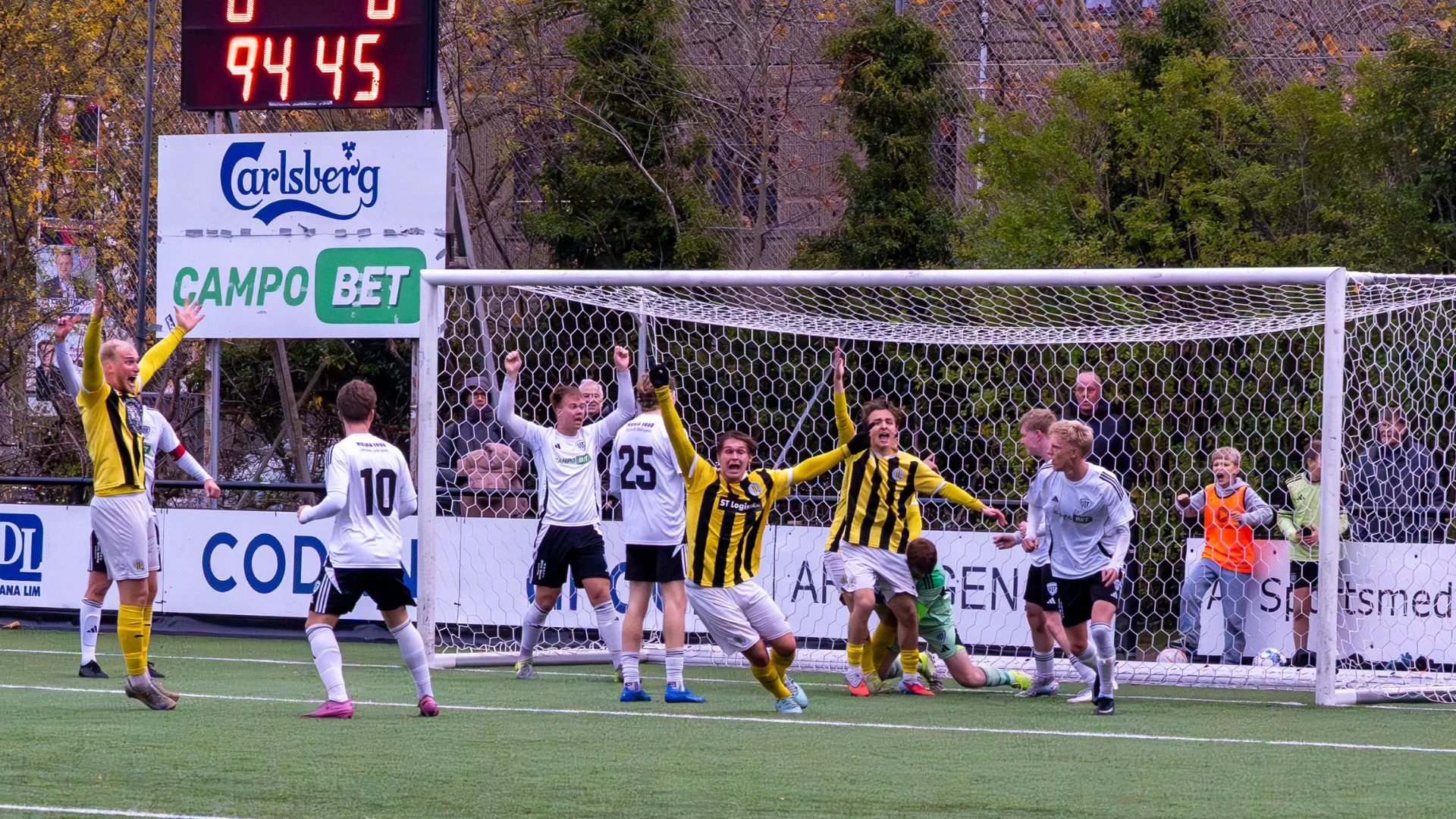 Brønshøj BK appellere for mål mod Vanløse IF. Foto: Jakob Termansen